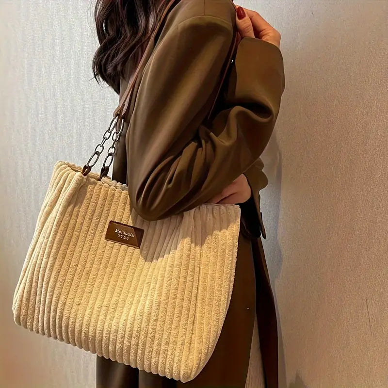 Alvhilde | Soft ribbed bag with stylish metal chain